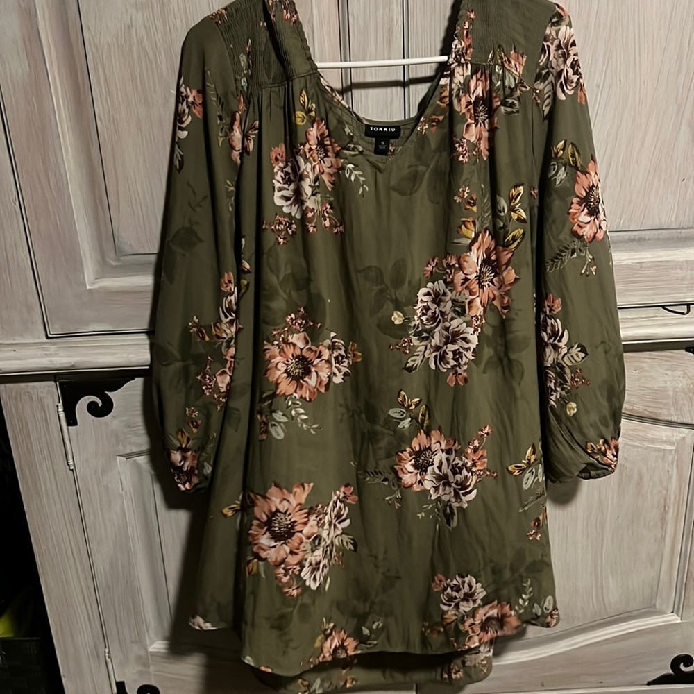 Do not fit. Brown with pink flowers. Cute top